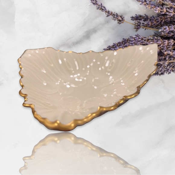 Lenox Triad Collection Gilded Embossed Ivory with 24 K gold trim. - Picture 2 of 4